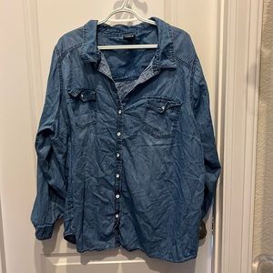 Torrid. Taylor Medium Wash Denim Button-Down Shirt. Size 4X.